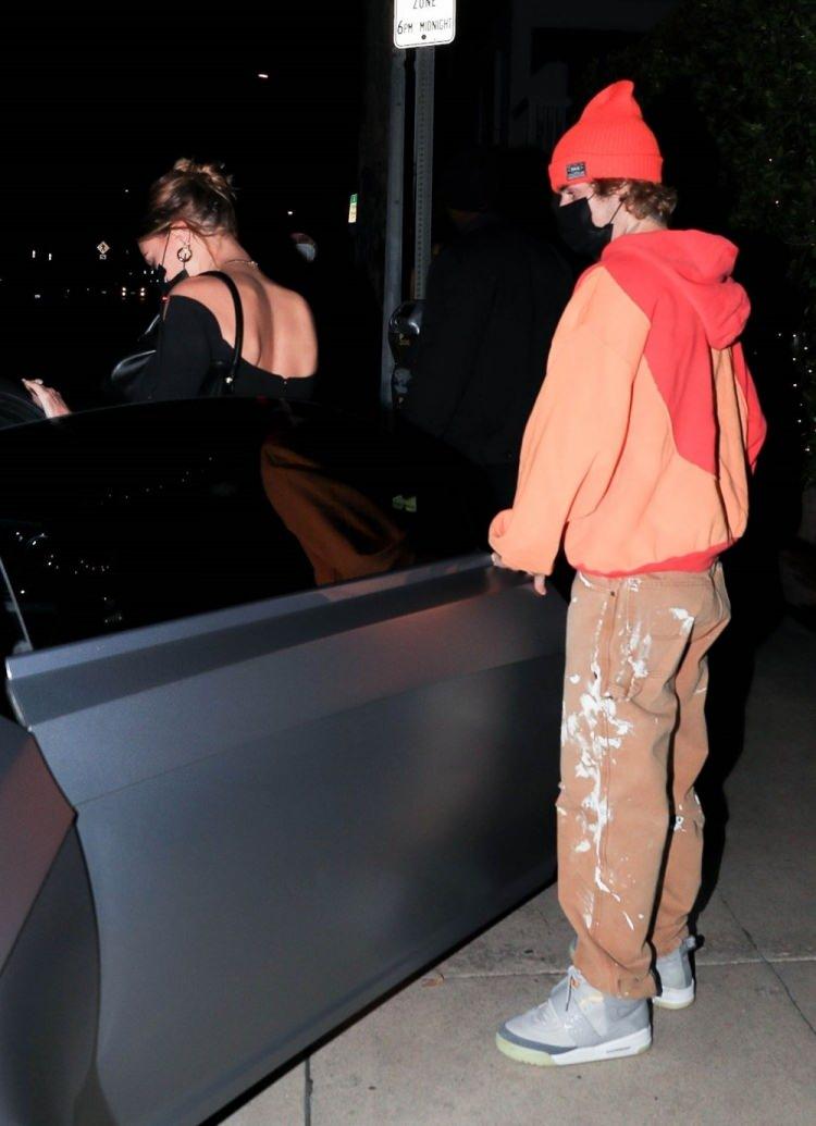 <p>Kanadalı şarkıcı Justin Bieber ile model eşi Hailey Baldwin servet değerindeki lüks otomobilleriyle görüntülendi. Çevredekilerin ilgi odağı olduğu ikili ve özel tasarım otomobilin değerinin yaklaşık 75 milyon lira olduğunu öne sürüldü.</p>
