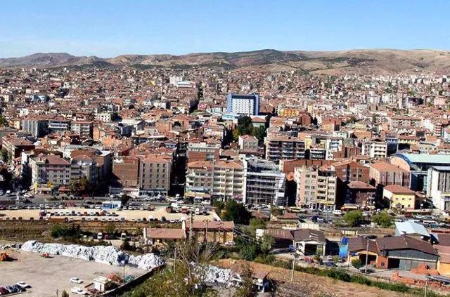 <p><strong>Kırıkkale 2020 nüfusu</strong><br />
<br />
278 bin 703 kişi.</p>

<p>Geçen yıla göre;<br />
<br />
4 bin 314 kişi azaldı.</p>
