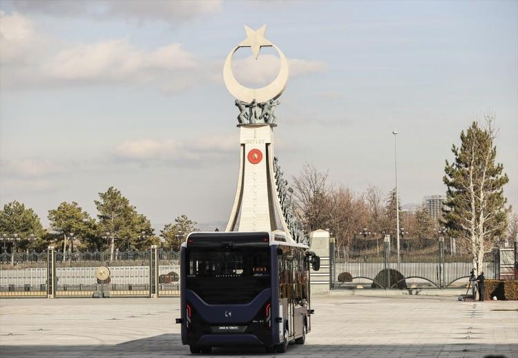 <p><strong>"Aracın Türkiye'de ilk kullanımı Cumhurbaşkanlığı Külliyesi'nde olacak" <br />
</strong><br />
Baş, aracın Türkiye'de kullanılıp kullanılmayacağı sorusuna ise, "Bazı özel durumlar olabilir. Bununla ilgili de birtakım gelişmeler var ama netleşmediği için ben bunu paylaşmak istemiyorum. </p>