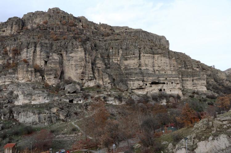 <p>Doğu Marmara Kalkınma Ajansı (MARKA) desteğiyle ilçeye 1 taş restoran, 8 bungalov ve 3 mağara ev kazandırdıklarını aktaran Kavak, şöyle konuştu "<em>Solaklar Kaya Evleri, Muslar Kaya Evleri, Kınıkçı Kanyonu, Hoçaş Fosil Ormanı, Çeltikdere Kilisesi ve Seben Gölü'yle doğa severlerin, yürüyüş ve diğer doğa sporuyla uğraşan sporcuların ilgi odağındayız. Ankara, İstanbul, Eskişehir, İzmit gibi kalabalık şehirlerin yorgunluğunu atmak ve doğayla iç içe olmak için ilçemizi tercih eden misafirlerimizin sayısı her geçen gün artıyor." </em></p>
