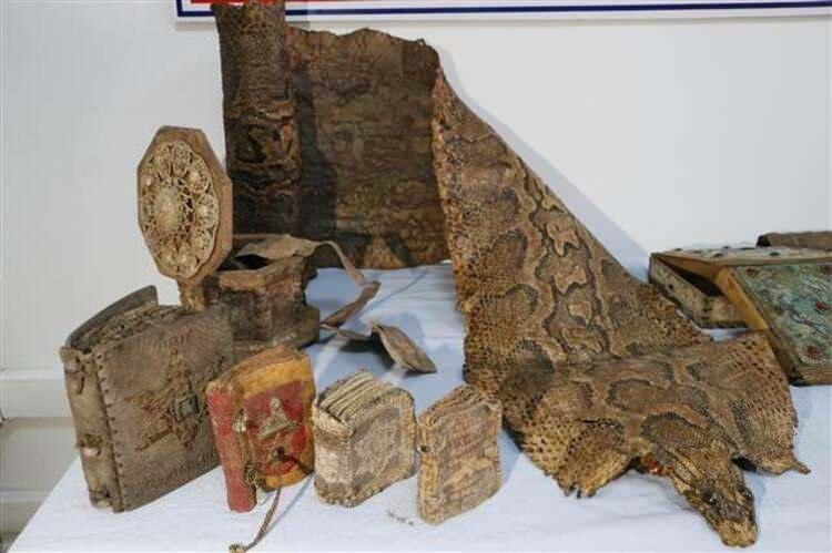 <p>Şanlıurfa'da Ortaçağ'dan kalma olduğu değerlendirilen ve üzerine figürlerin işlendiği 4 metre uzunluğundaki piton derisi ile çeşitli dini kitaplar ele geçirildi.</p>

<p> </p>
