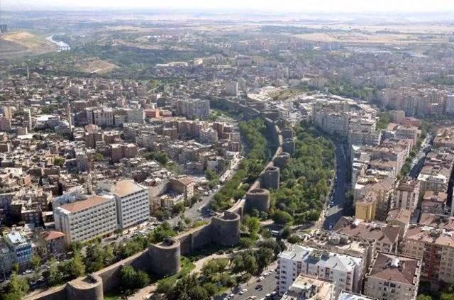 <p><strong>Diyarbakır 2020 nüfusu</strong><br />
<br />
1 milyon 783 bin 431 kişi</p>
<p>Geçen yıla göre;<br />
<br />
27 bin 078 kişi arttı.</p>