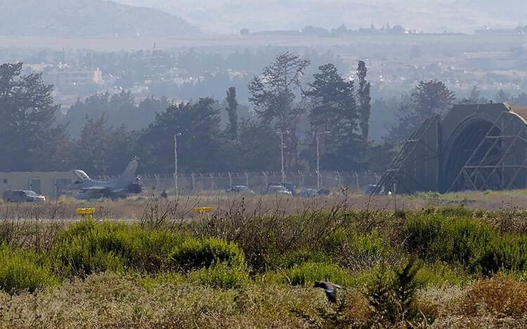<p>22 yıl geçerli olacak anlaşmanın maliyeti ise 1 milyar 375 milyon euro. Kalamata'daki eğitim programında yalnızca Yunan Hava Kuvvetleri pilotları değil diğer ülkelerden pilotlar da eğitim alacak. Yunanistan, İsrail ve Güney Kıbrıs arasındaki müttefiklik anlaşmasına göre ise üç ülke birlikte tatbikatlar yapacak, istihbarat paylaşımına gidecek ve siber güvenlik alanında çalışacak.</p>
<p> </p>