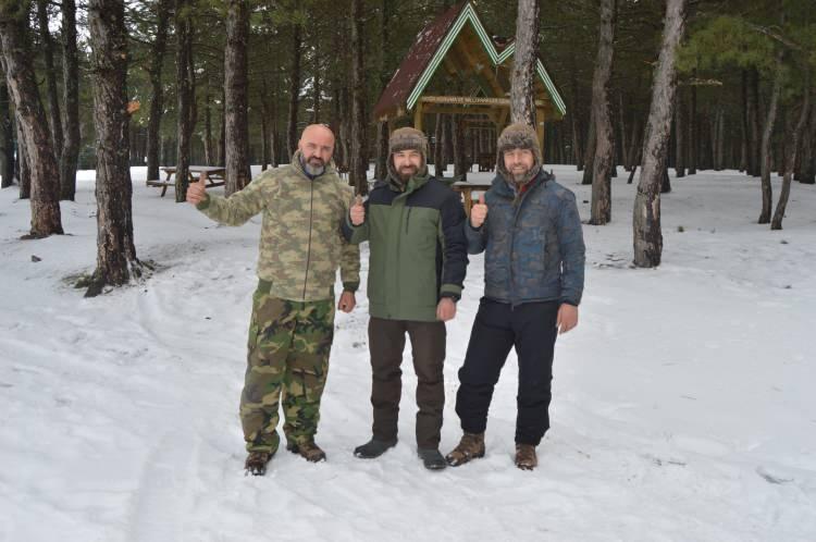 <p>Arkadaşlarıyla bölgeye kamp kuran Mustafa Ayvalı, uzun yıllardır burayı tercih ettiklerini, kış aylarında doğaya zarar vermeden gece yakılan ateşin keyfinin bir başka olduğunu ifade etti. Doğasever Yasin Tugan ise kış aylarında Akdağ'ın ormanlarıyla kartpostallık kar manzaraları sunduğunu ve burada fotoğraf çekmeye doyamadığını aktardı.</p>
