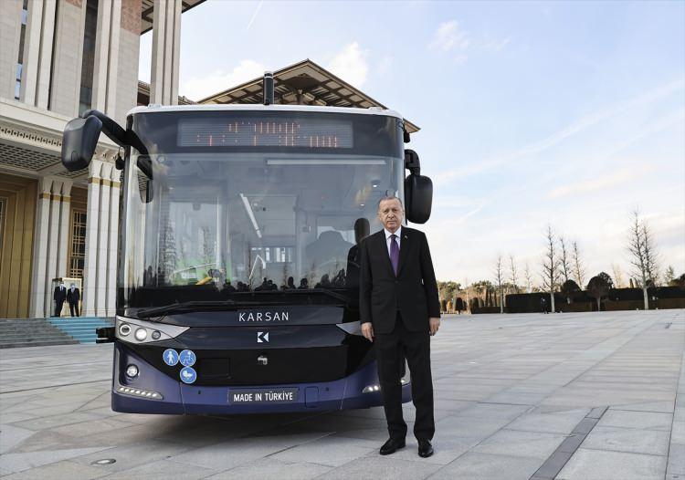 <p>Şu andaki aracın boyu 8 metre. Ses vesaire hiçbir şey söz konusu değil. Yapay zeka olarak da gerek yayalara karşı duyarlı, trafik sinyallerine karşı duyarlı böyle bir araca sahip olmak, yıl sonuna kadar 24 metreye kadar elektrikli hale getirilecek.</p>