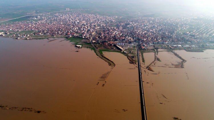 <p>DSİ Edirne 11 Bölge Müdürlüğü'nün 'turuncu alarm' verdiği Ergene Nehri, Edirne'nin Uzunköprü ilçesinde taşarak, bölgedeki ekili tarım arazilerini sular altında bıraktı. </p>