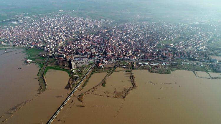 <div>ÇİFTÇİLER MEMNUN</div>

<div> </div>

<div>Uzunköprü'de çiftçilik yapan Bedri Gürsoy, Ergene Nehri'nin taşmasıyla arazilerinin sular altında kaldığını belirterek, "Sular altında kalması aslında problem değil bizim için çünkü mil bırakıyor. Toprak yenileniyor bir taraftan. </div>
