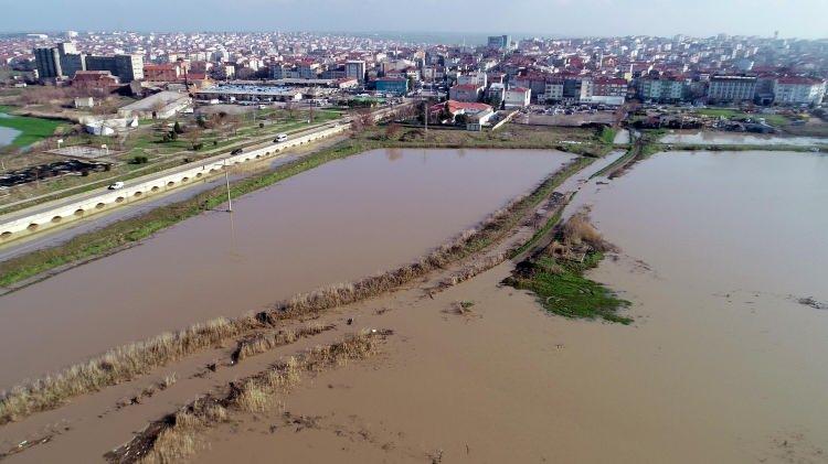 <div>'BEREKET GELDİ'</div>
<div> </div>
<div>Uzunköprü Çakmak Barajı Sulama Kooperatifi Başkanı Ünal Çelebi, sular altında kalan arazinin çeltik ekimi yapılan bölge olduğunu ifade ederek, "Bereket geldi. Şu anda arazimizde kış olduğu için çeltik mevsimi olmadığı için çoğunluğu boş. </div>