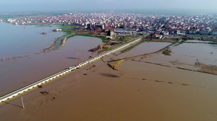 <p>O zaman net olarak konuşabiliriz kirlilikle ilgili. Bu yağmur suyu toprağı yıkadı, Meriç'e su bıraktı, gübre bıraktı. Parayla pulla yapamayacağımız işi Allah verdi" dedi.</p>