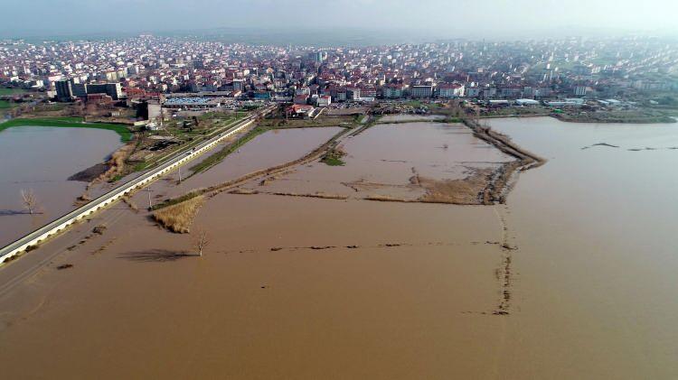<p>Uzunköprü Ziraat Odası Yönetim Kurulu Üyesi Hasan Toygar, ovalarına bereket geldiğini belirterek, "Ovamıza bereket geldi. Şu anda tam nehrin aktığı yerdeyiz. Yatağından çıktı ve topraklarımız yıkanıyor. Bu sel felaketini can kaybı olmadan kazasız, belasız atlattık sayılır. Şu anda yatağında akıyor nehir.</p>