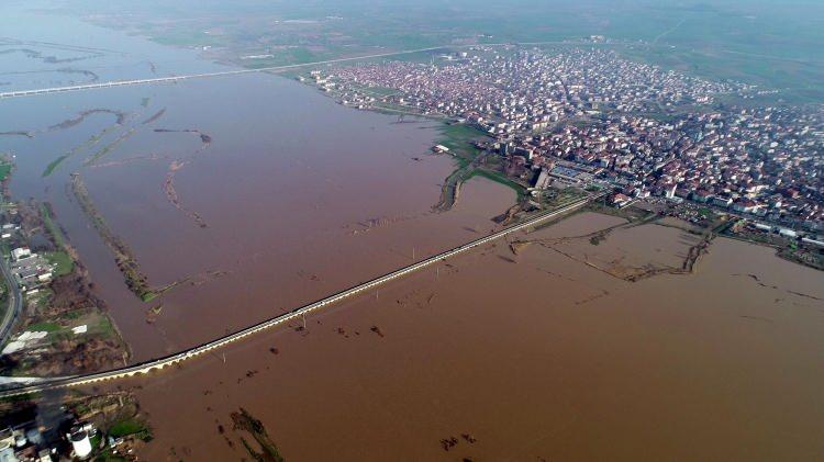 <p>Havzamızda şu anda mevcut ekilecek 12 bin dönüm civarında arazi hesaplıyoruz. Mayıs ayının ilk haftasında başlayacak. Yeraltı sularını da kullanıp üretim yapacak arkadaşlarımız için de bu büyük bir veli nimet oldu. Son 2 - 3 yıldan beri bunu bekliyorduk. Özellikle yeraltı sularında da bu şekilde telafi edileceğini düşünüyoruz" dedi.</p>