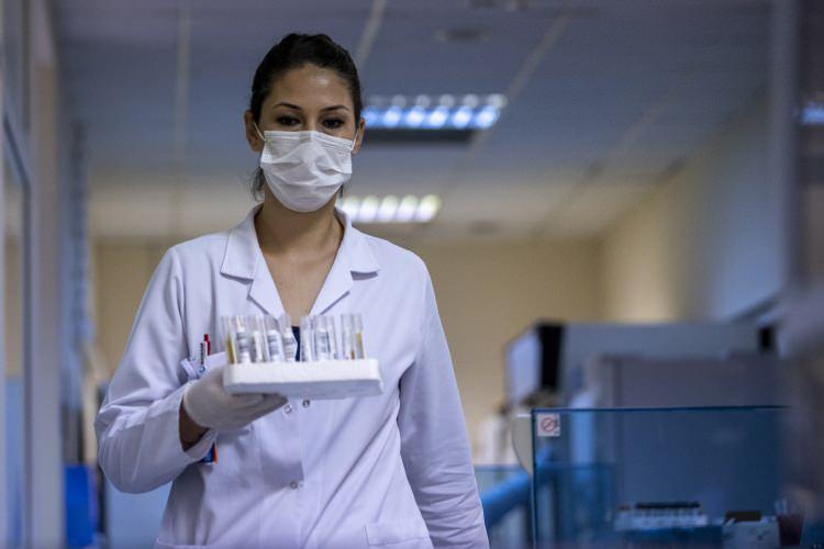 <p>Akdeniz &Uuml;niversitesi Kovid-19 Laboratuvarı'nda, hastalığın &ouml;n&uuml;ne ge&ccedil;mek ve bulaş riskini en aza d&uuml;ş&uuml;rmek&nbsp;i&ccedil;in gece g&uuml;nd&uuml;z demeden verilen m&uuml;cadele,&nbsp;Anadolu Ajansı (AA) ekibi tarafından g&ouml;r&uuml;nt&uuml;lendi.</p>
