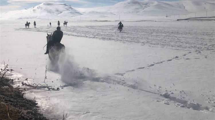 <p>Ak&ccedil;akale Atlı Spor Kul&uuml;b&uuml; Başkanı Şimşek Yıldırım&rsquo;ın d&uuml;zenlediği cirit m&uuml;sabakası, k&ouml;y girişindeki karlı arazide yapıldı. Komşu k&ouml;ylerden at &uuml;st&uuml;nde k&ouml;ye gelen cirit&ccedil;iler, bir s&uuml;re dinlendikten sonra sahadaki yerlerini aldı.&nbsp;</p>
