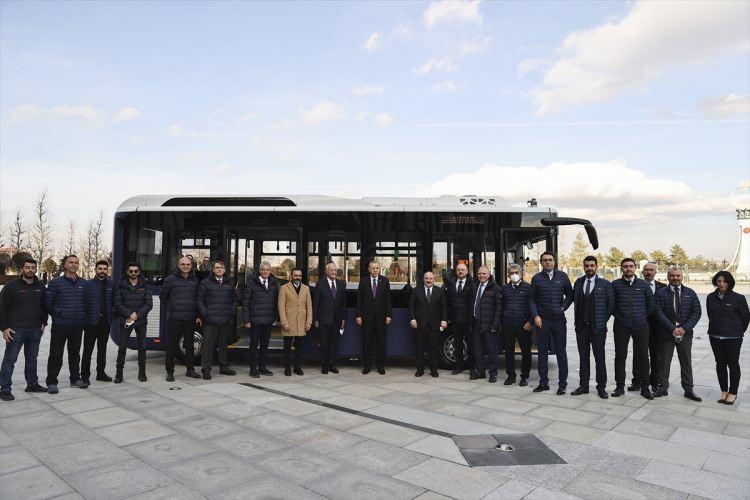 <p>Kimi zaman dünyada deniyor ama çok net olarak bir öncülük olduğunu söyleyebilirim." dedi. Karsan CEO'su Okan Baş, şu ana kadar 2 Karsan Otonom Atak Electric siparişi alındığını söyledi.</p>