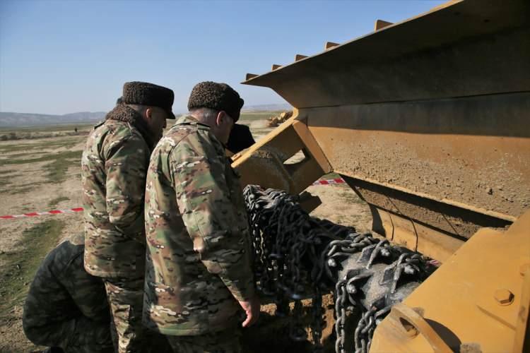 <p>Türkiye'den 20 makine aldıklarını ve tamamının belirli aralıklarla Azerbaycan'a teslim edileceğini belirten Kerimov, "Bu aracı kullanarak mayın temizleme çalışmalarında hem daha az vakit harcanmış olacak hem de daha güvenlikli olacak. MEMATT, dünyadaki muadillerine göre daha üstün teknik özelliklere sahip." diye konuştu. </p>
<p> </p>