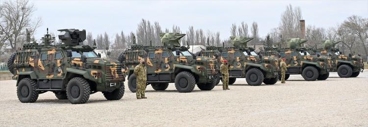 <p><strong>- Yüksek koruma sağlıyor</strong></p>
<p>Ejder Yalçın, meskun mahal ve kırsal alanlar dahil, her türlü bölge ve arazi şartlarında harekat ihtiyaçlarını karşılayabiliyor. Yüksek koruma ve hareket kabiliyetlerine sahip araç, harekat sahasında kendini kanıtlamış özgün bir platform olarak görev yapıyor.</p>
<p> </p>
