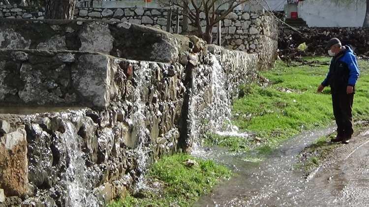 <p>'Bin Pınarlı Dağ' olarak bilinen Kazdağları'nın eteklerinde kalan Bayramiç ilçesinin Pınarbaşı köyü ve çevresindeki yeraltı su kaynakları zenginliği şaşırtıyor. </p>