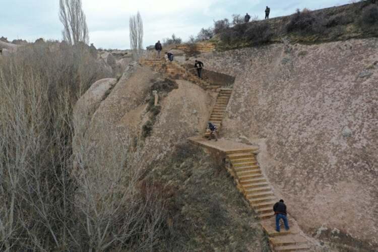 <p>Tahsin Topal ise vadinin eşsiz bir görünüme sahip olduğunu, uzun yıllardır turizme açılmasını beklediklerini, nihayet mutlu sona eriştiklerini belirtti.</p>
<p> </p>