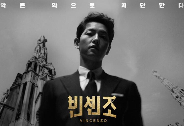 <p><strong>Vincenzo</strong></p>

<p>Hukuk, dram ve romantik konulu dizinin senaryosunu ünlü senarist Park Jae Bum yazdı. Song Joong-Ki, Jeon Yeo-Bin, Taecyeon ve Kwak Dong-Yeon  yer almakta.</p>

<p><strong>KONUSU:</strong></p>

<p>İtalya'da bir aile tarafından evlatlık edinen Vincenzo Cassano güçlü bir karakterdir. Koreye intikam almak için döner. </p>
