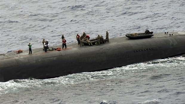 <p><strong>SAVAŞ GEMİSİ TAYVAN BOĞAZI'NDAN GEÇTİ</strong><br />
<br />
USS John S. McCain savaş gemisi, geçen hafta Çin'in bağımsızlığını kabul etmediği Tayvan'la arasındaki boğazdan geçerek yine Pekin'in hak iddia ettiği Şişa (Paracel) adalarının kara sularına girdi. ABD'nin hamlesi Çin'in ciddi şekilde tepkisini çekti ve savaş gemisinin peşine düşüldü.</p>