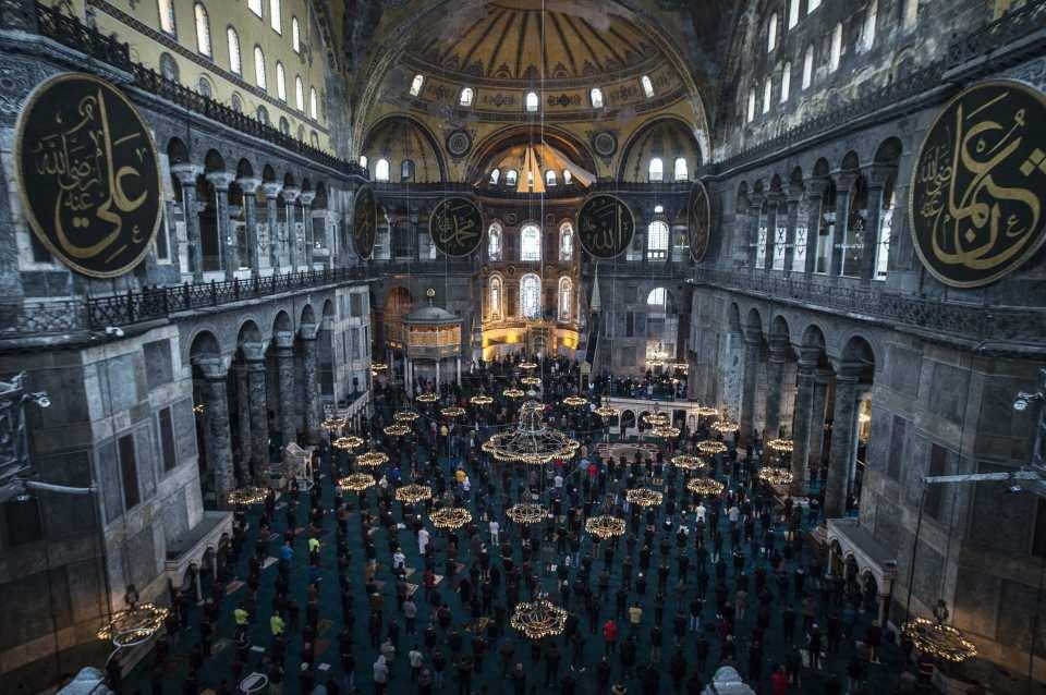 <p>Ayasofya-i Kebir Cami-i Şerifi içerisinde restorasyon için kurulan dev iskele sökülünce tüm ihtişamı ortaya çıktı. </p>
