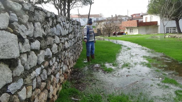 <p>Güzel manzaralar oluşuyor. Biz bu şekilde olmasına razıyız. Yeter ki sularımız bol olsun. Her yerde kuralık olurken, köyümüzde şu an bol su var. Bu köyümüze güzellik katıyor" dedi. </p>
<p> </p>