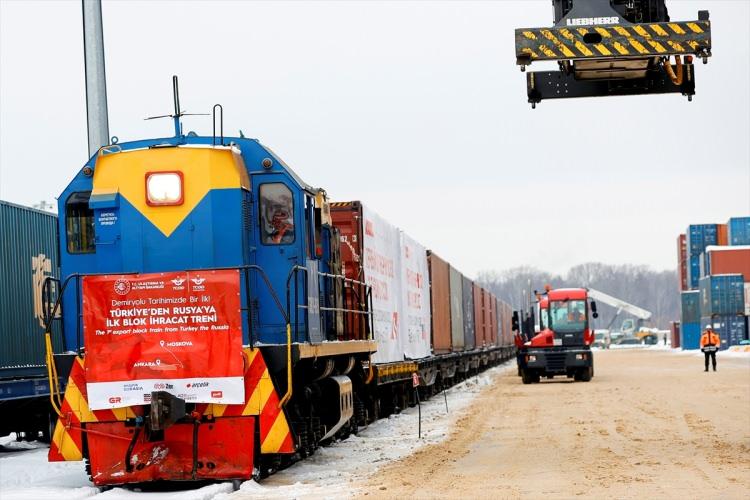 <p>Türkiye ile Rusya arasındaki ilk ihracat blok treni, Rusya’daki varış noktasına ulaştı. </p>

<p> </p>
