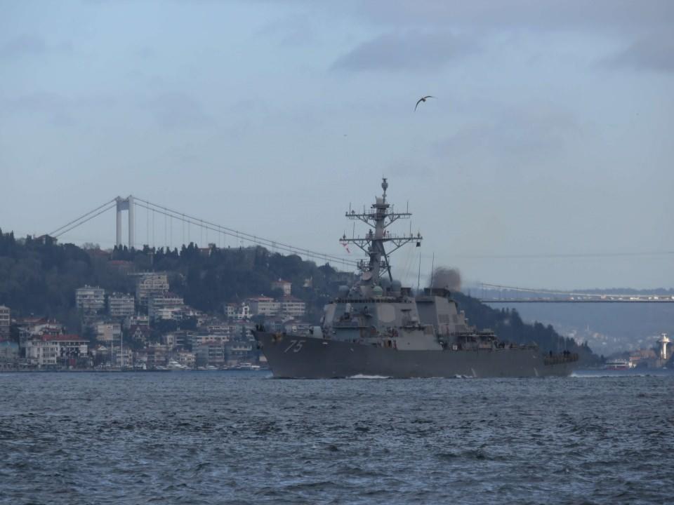<p>ABD savaş gemileri 1 saat arayla İstanbul Boğazı'ndan geçti. Gemilerin güvertesindeki çok sayıda askerlerin İstanbul Boğazı'nı seyrettiği görüldü.</p>

<p> </p>
