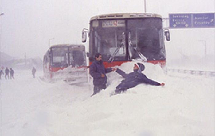 <p>1987 yılının Mart ayında etkili olan şiddetli kar yağışı ve dondurucu soğuk havayla İstanbul'un tarihine geçen kışlardan biri yaşanmıştı</p>
