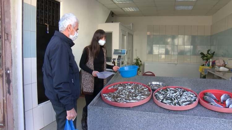 <p>Balığı da sevmezdim ama bu işe girdikten sonra hoşuma gitti. Evde bile balık kokusundan rahatsız olurdum şimdi artık alıştım, akşama kadar balık kokuları arasında balık temizliyorum.</p>