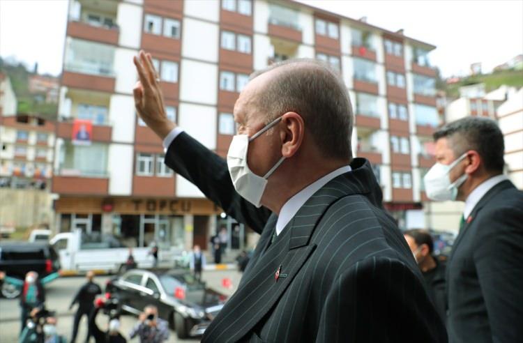 <p>Cumhurbaşkanı Recep Tayyip Erdoğan, bazı programlara katılmak üzere geldiği memleketi Rize'nin Güneysu ilçesinde Güneysu Kaymakamlığı ve Güneysu Belediyesi'ni ziyaret etti. </p>

<p> </p>
