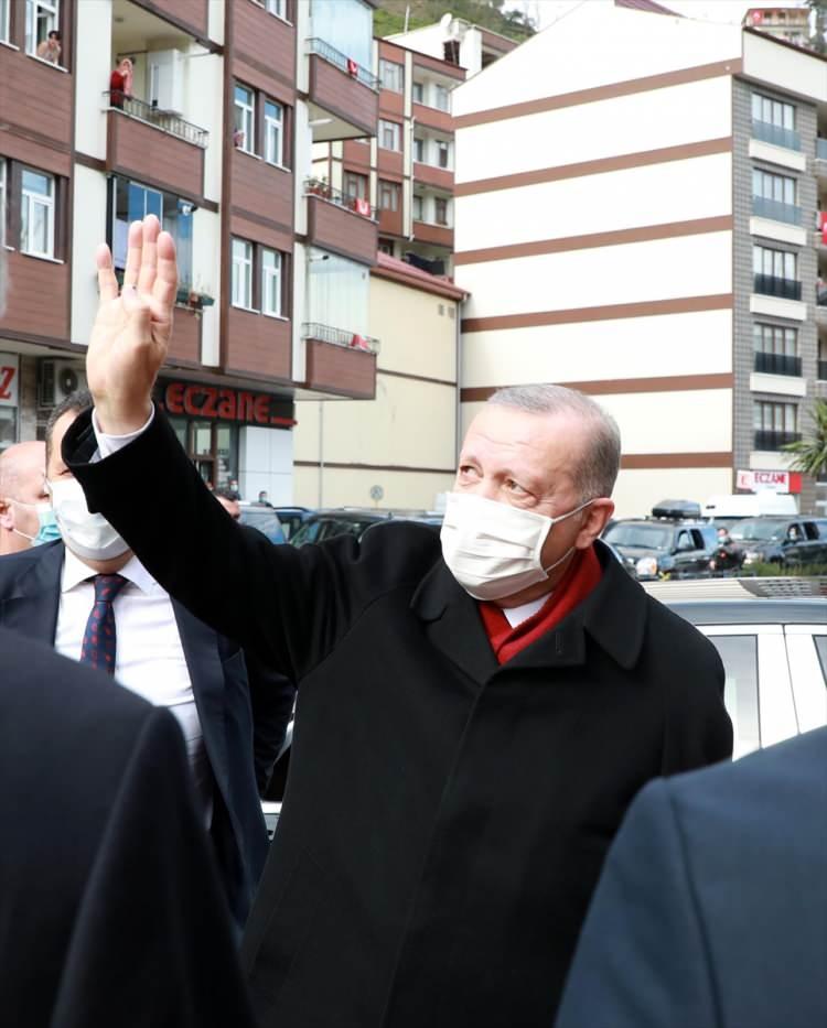 <p>Öğle saatlerinde baba ocağı Güneysu ilçesindeki konutundan çıkan Cumhurbaşkanı Erdoğan, ilk olarak Güneysu Belediyesi’ni ziyaret etti. </p>
