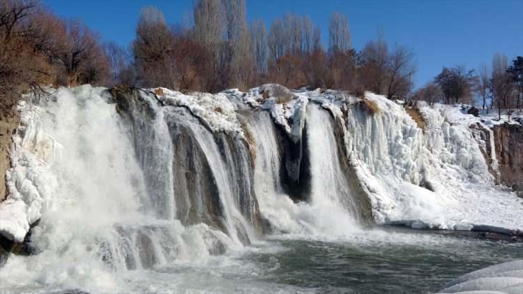 <p>Her mevsim ayrı g&uuml;zelliklere b&uuml;r&uuml;nen, binlerce yerli ve yabancı ziyaret&ccedil;inin ilgisini &ccedil;eken Muradiye Şelalesi'nin tanıtımına katkı sunmak isteyen dernek &uuml;yeleri etkinlik d&uuml;zenledi.&nbsp;</p>

<p>&nbsp;</p>
