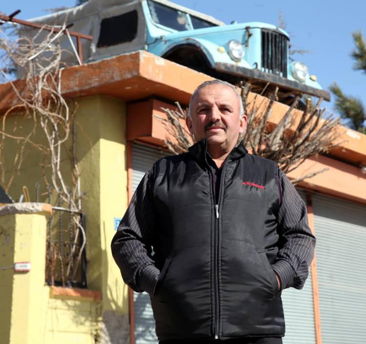 <p> Helvacıoğlu, 51 yıllık cipini 18 yıldır garaj damında saklamaya devam ediyor. Cipin kendisi için değerli olduğunu belirten Helvacıoğlu, "Arabayı 1970 senesinde aldım ve sürekli olarak bindim. </p>
