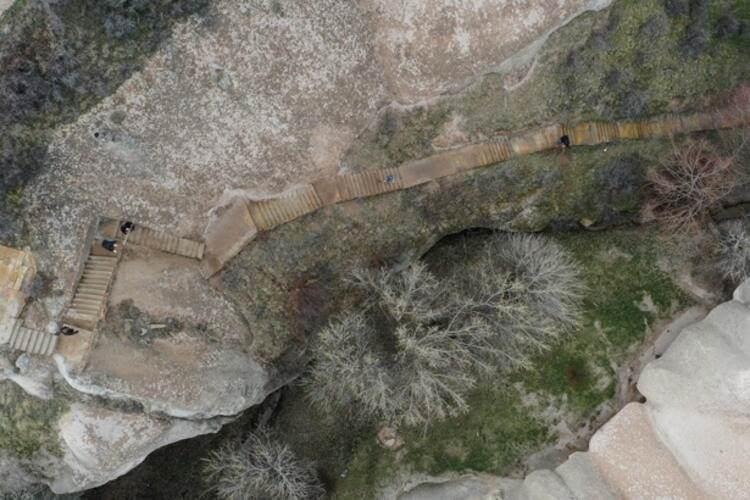 <p>Eskiden bağcılık yapıyorduk ama artık pek de revaçta değil. Burası bir turizm bölgesi olmaya daha elverişli. İlerleyen yıllarda daha iyi olacağına inanıyoruz. Şu an tanıtım aşamasında ama mutlaka görülmesi gereken hoş bir yer." ifadelerini kullandı.</p>

<p> </p>
