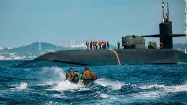<p>Dev denizaltı şimdiye kadar yapılmış en sessizlerden biri. Soğuk Savaş döneminde USS Ohio ile birlikte üretilen 17 denizaltı, nükleer başlıklar da takılabilen 24 Trident kıtalararası balistik füze taşıyabiliyordu. Pentagon, Sovyetler Birliği'nden gelebilecek muhtemel bir nükleer füze saldırısına karşı denizaltıları suyun altında kontra saldırı için bekletiyordu.</p>
<p> </p>