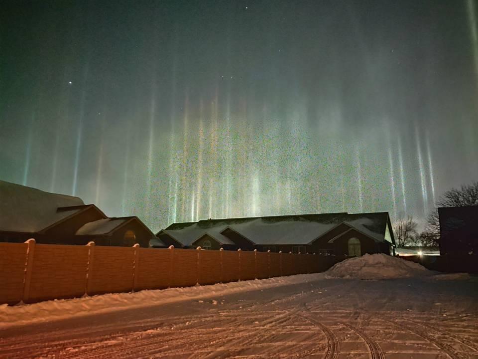 <p>ABD’nin kuzeyi Michigan eyaletinde Bill Taylor adlı meteorolog, gökyüzüne dik açıyla yükselen ışık sütunlarını fotoğrafladı. Nadir görülen dikey ışık sütunlarının, hava sıcaklığının donma noktasına yaklaştığında ve altına düştüğünde ortaya çıktığı belirtildi.<br />
<br />
 </p>
