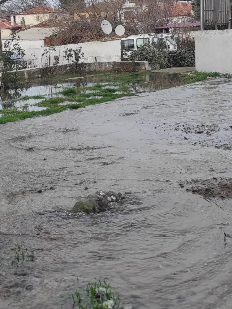 <p>Evinin içi ve bahçesi kış aylarında sürekli suyla dolan Tenar, "Son yağmurların ardından ev yine sular altında kaldı. Duvarların dibinden kaynıyor, bir baştan diğer başa kadar su doluyor evin içi. </p>
