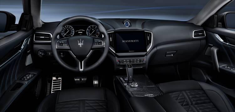 <p>Bu nedenle, markayı geleceğe taşıyacak olan elektrifikasyon hamlesinin ilk modeli olarak Ghibli’yi seçtik ve geçen yıl Maserati tarihinin ilk hibrit aracı olan Ghibli Hybrid’i tanıttık.” ifadelerini kullandı. </p>

<p>2021 model yılı için teknik anlamda ve görsel açıdan güncellenen Maserati’nin Coupe siluetine sahip spor sedanı, eskimeyen tasarımı ile otomotiv uzmanlarını etkilemeye devam ediyor. Güncellemeyle beraber, Ghibli’de kullanılan 16:10 formatındaki 10,1 inçlik ekrana sahip tamamen yeni bilgi-eğlence sistemi Maserati Akıllı Asistan (MIA) yolculukları daha keyifli kılıyor.</p>

<p> </p>
