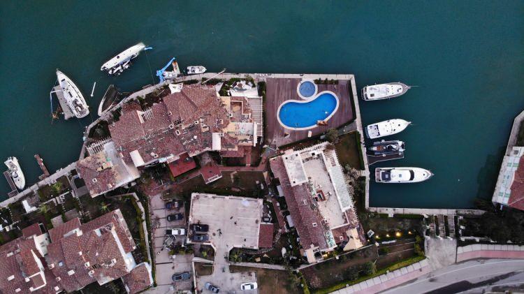 <p>Hortumun i&ccedil;ine kattığı alanda bulunan ev ve arabalarda b&uuml;y&uuml;k zararın olduğu g&ouml;r&uuml;l&uuml;rken, felaketten en fazla zarar g&ouml;ren Ala&ccedil;atı Mahallesindeki l&uuml;ks site havadan g&ouml;r&uuml;nt&uuml;lendi.<br />
&nbsp;</p>
