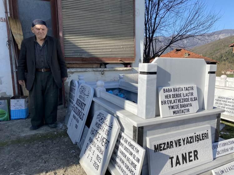 <p><strong>‘KENDİ MEZAR TAŞIMI GÖRMEK BENİ KORKUTMUYOR’</strong></p>

<p>Kendi mezar taşını ve yazısını kendi elleriyle yaptığını söyleyen Fazlıoğlu, “İnsanın kendi mezar taşını yapması ve görmesi ise valla ben hiç ürpermiyorum ve korkmuyorum. Doğduğumuza inanıyorsak, öleceğimize de inanmamız gerekir. Ölüm haktır, bize bugün olmamış yarın olacak.</p>
