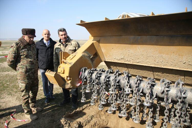 <p>ASFAT tarafından Türkiye'de yerli ve milli imkanlarla üretilen ilk ve tek mekanik mayın temizleme aracı olan MEMATT, Azerbaycan'ın işgalden kurtardığı topraklarda, Ermenistan'ın işgal döneminde döşediği mayınların temizlenmesinde kullanılacak. </p>
<p> </p>
