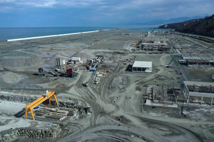 <p>Toplamda bine yakın kişi çalışmalarda görev alıyor. Hiçbir şekilde hız kesmeden havalimanı inşaatımız devam ediyor. İnşallah 29 Ekim 2021 Cumhuriyet Bayramı’nda havalimanımıza ilk uçağı indirmeyi hedefliyoruz. Yaklaşık 2 milyon 800 bin metrekarelik dolgunun, 2 milyon 400 bin metrekaresi tamamlanmış durumda. Bu konuda yüzde 80 civarında bir fiili gerçekleşme var. Üst yapı ihalesinde ise yaklaşık yüzde 17’sini şu an itibari ile tamamlamış bulunuyoruz. Çok hızlı bir şekilde üst yapı çalışmalarımız da devam ediyor. Onu da inşallah en yakın zamanda tamamlamış olacağız. En kısa zamanda çalışmaları bitirerek havalimanını bölge insanımızın hizmetine sunmak istiyoruz” dedi. <br />
<br />
</p>
