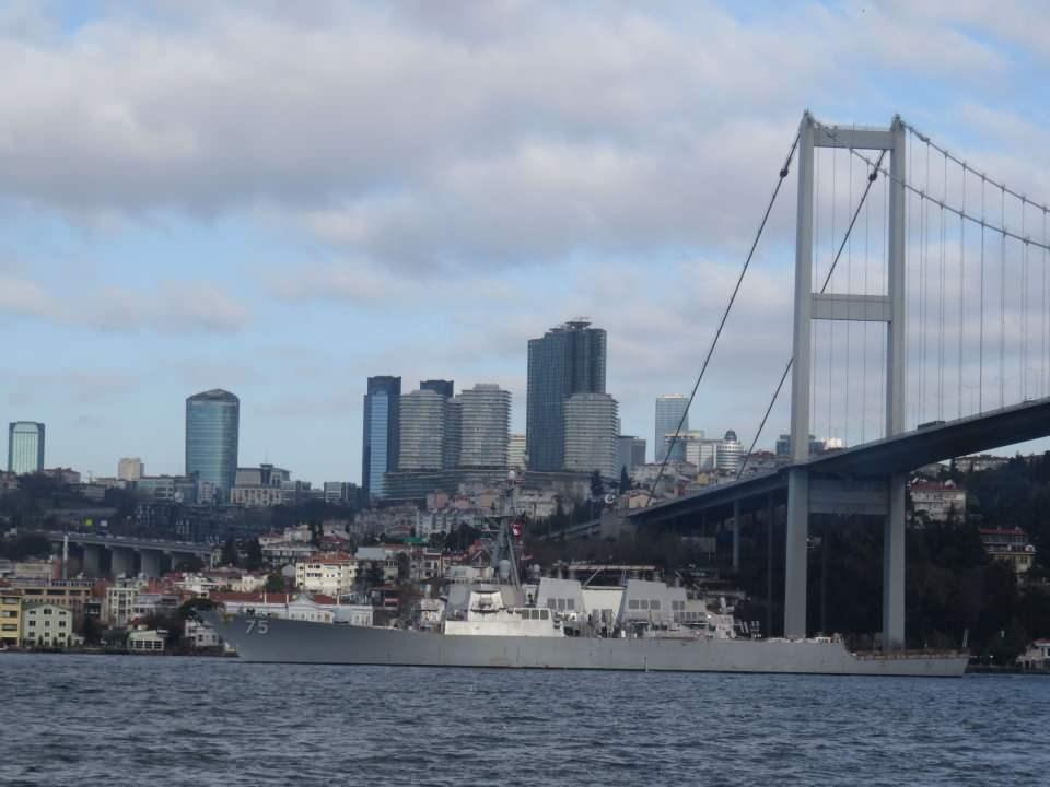 <p>ABD savaş gemilerinin İstanbul Boğazı'ndan geçmesinin ardından ABD'nin son 2 savaş gemisi de Karadeniz'den ayrılmış oldu. ABD savaş gemilerinin geçişlerine çok sayıda sahil güvenlik botu da eşlik etti.</p>
