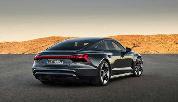 <p>Audi, E-Tron GT’nin tam şarjla 488 km’den fazla menzile sahip olması gerektiğini belirtiyor, ancak bu değerler Avrupa WLTP test standardına göre veriliyor.</p>
