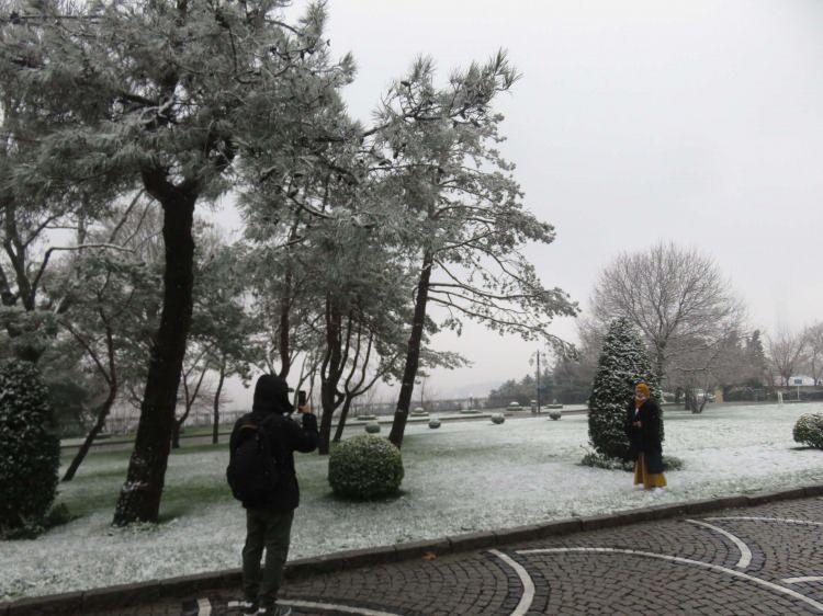 <p>İstanbul'da sabah saatlerinden itibaren kar yağışı etkili oluyor. Anadolu yakasında Kartal, Maltepe'nin yüksek kesimlerinde etkili olan yağış Çamlıca Tepesini beyaza bürüdü.</p>

<p> </p>
