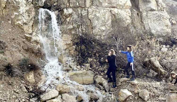 <p>Spil Dağı Milli Park Müdürlüğü yetkilileri ise Güvercin Kaya mevkiinde kayalıkların arasından çıkan suyun her zaman görülemediğini, sadece kış aylarında aşırı yağmur ya da yağan karların eridiği dönemlerde şelale şeklinde görüldüğünü belirtti.<br />
Öte yandan 2019 yılının Ocak ayında aynı bölgede 3 gün boyunca etkili olan sağanak yağış sonrası oluşan heyelan nedeniyle yol trafiğe kapatılmıştı.</p>