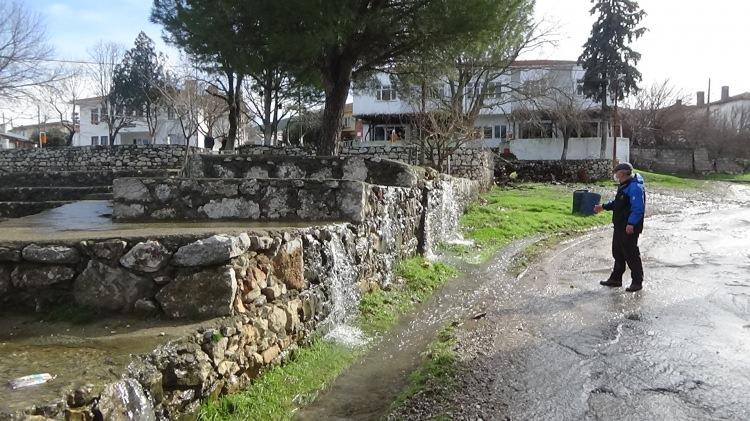 <p>Çanakkale'nin Bayramiç ilçesine bağlı Pınarbaşı köyü, yeraltı su kaynakları zenginliği ile dikkati çekiyor. Kuraklık tehlikesinin ülke gündemini uzun süre meşgul ettiği bir dönemde 'Bin Pınarlı Dağ' olarak bilinen Kazdağları'nın eteklerindeki köy, su bolluğuyla dikkat çekiyor.</p>

<p> </p>
