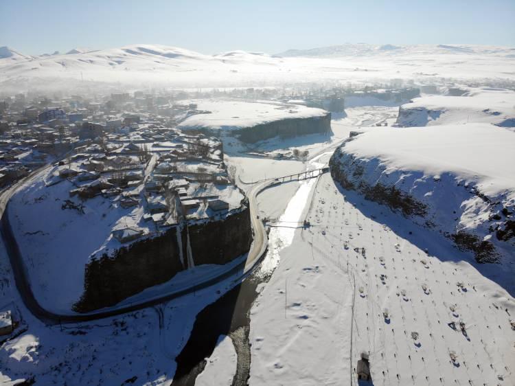 <p>Kanyonun ilçe için çok önemli bir değer olduğunu belirten Balcı, şöyle konuştu <em>"Kanyon harika, turizmci ve vatandaşlarımızın görmesi gereken yer. Diyadin ile kaplıcalar arasındaki Murat Nehri'nin bulunduğu bölgede harika bir kanyona sahibiz. Kanyonun genişliği 50-150 metre, uzunluğuysa 30-40 kilometre arasında. Buranın eşsiz florasını baharda görmek ve piknik yapmak için vatandaşlarımızı Diyadin'e bekliyoruz. Kanyonumuzun girişinde Millet Bahçemiz var ve vatandaşlarımız burada piknik yapabiliyor."</em></p>

<p> </p>
