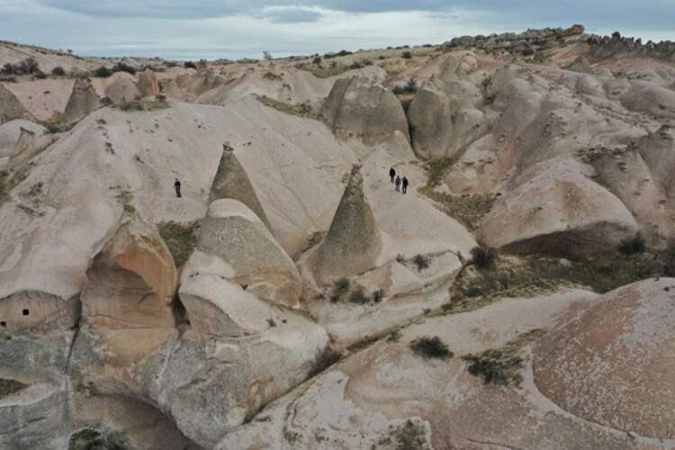<p>Beldede yaşayanlardan İbrahim Gülsaran da vadinin yüzlerce yıllık yaşam izlerini taşıdığını, bu nedenle turistlerin ilgi odağı haline geleceğine inandığını söyledi.</p>
<p> </p>
